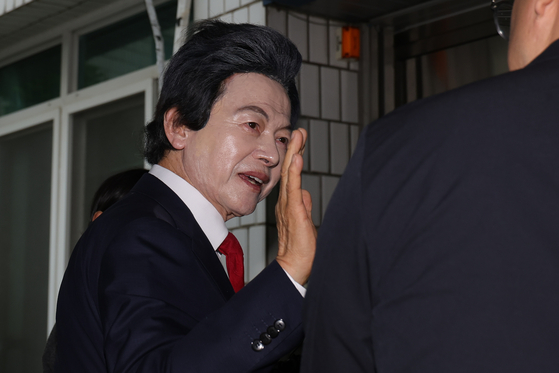 지난해 5월16일 오후 경기 의정부시 가능동 의정부지방법원에서 사기와 정치자금법 위반, 준강제추행 등의 혐의를 받는 허경영 국가혁명당 명예대표가 구속 전 피의자심문에 앞서 취재진 질문에 답변하고 있다. 연합뉴스