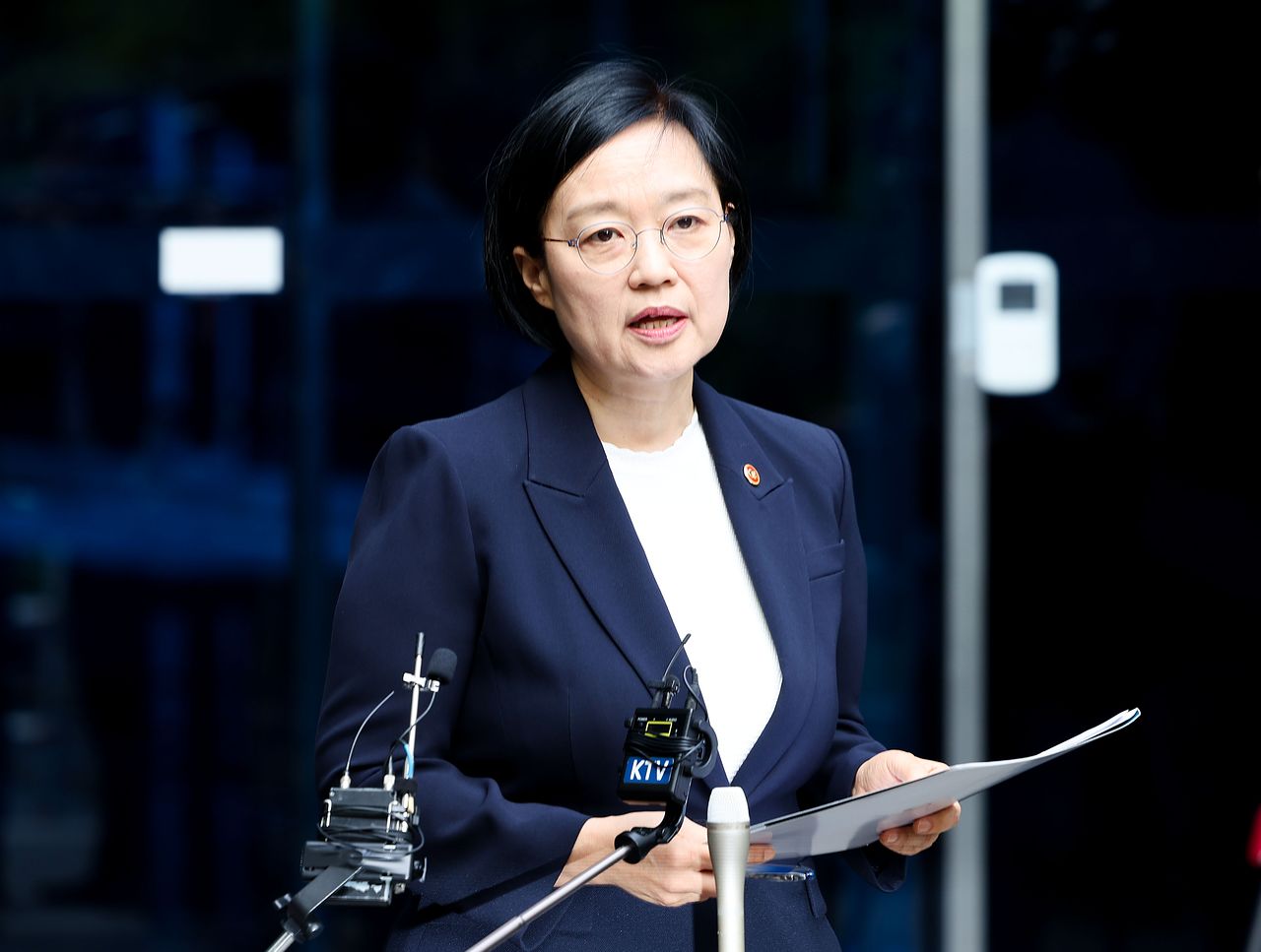한성숙 국무총리 후보자가 8일 서울 종로구 통의동 금융감독원 연수원에 마련된 인사청문회 준비 사무실로 출근하며 지명 소감을 밝히고 있다.. 우상조 기자