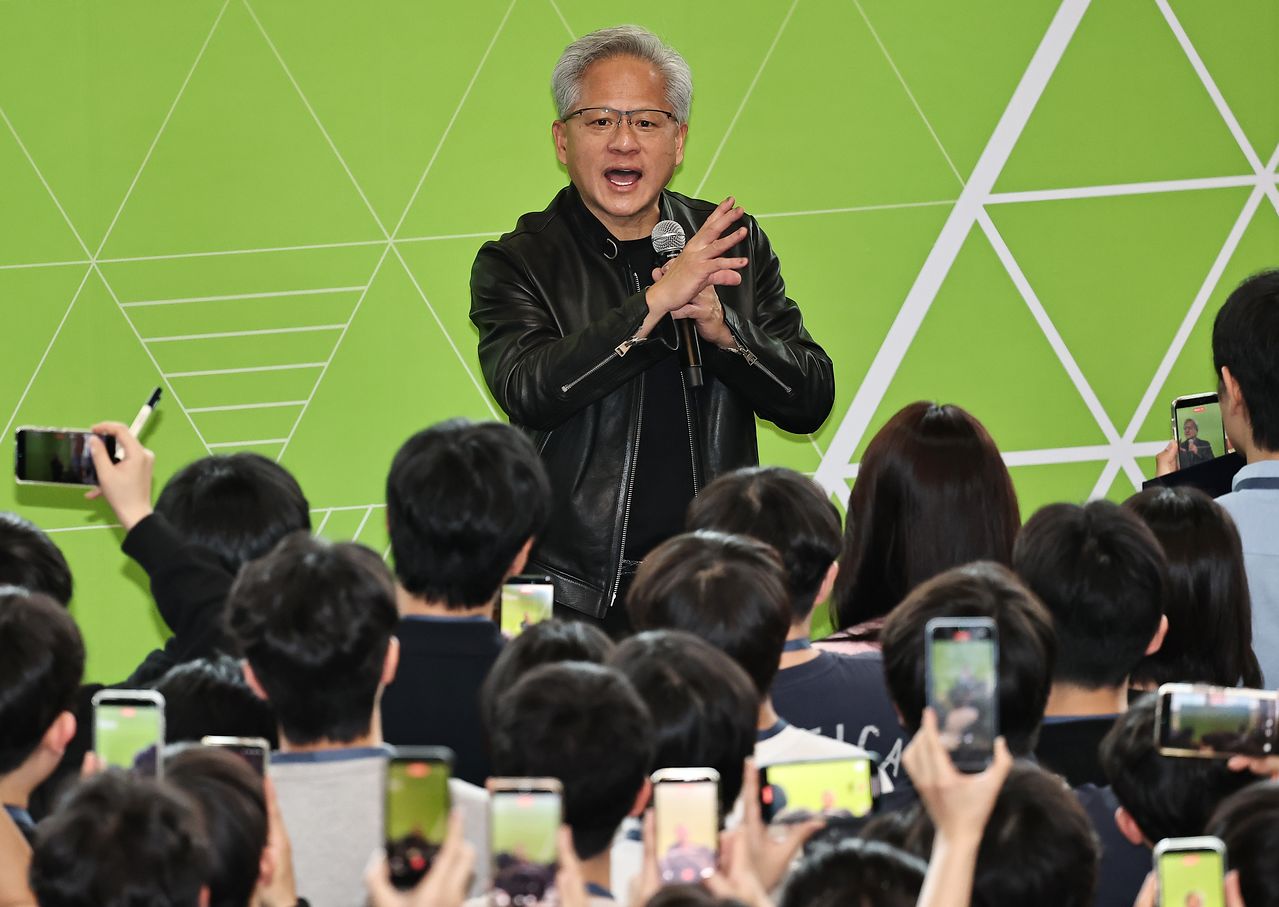 젠슨 황 엔비디아 최고경영자(CEO)가 8일 서울대학교 해동첨단공학관에서 열린 '빌드어클로(Build-a-Claw)' 행사장을 찾아 학생들을 상대로 강연을 하고 있다. 장진영 기자