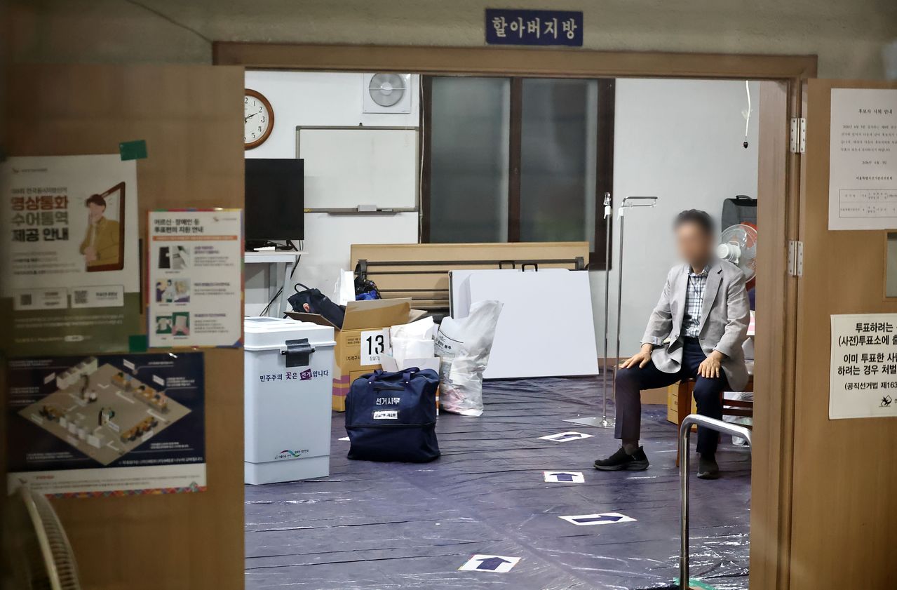 4일 투표용지 부족으로 투표 시간이 오후 10시까지 연장됐던 서울 송파구 잠실7동 제2투표소에서 투표 종료 후 투표함 이송이 지연되고 있다. 연합뉴스