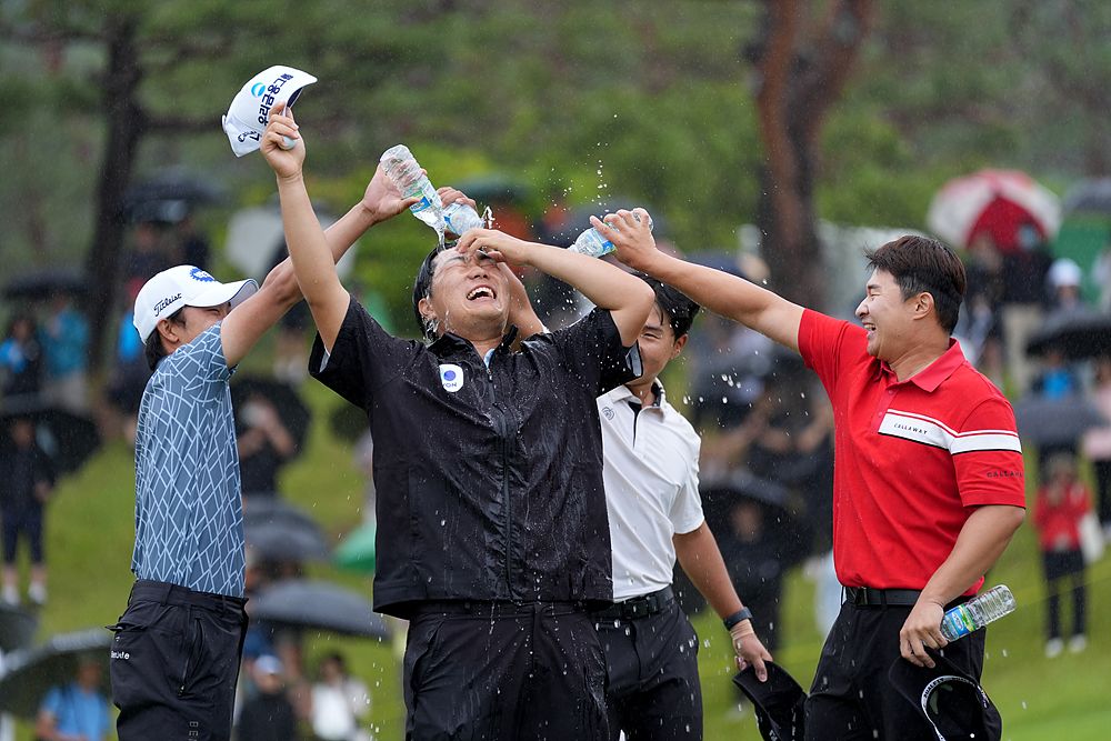 KPGA 선수권에서 프로 첫 우승을 하고 동료들로부터 축하를 받는 문동현. [사진 KPGA]