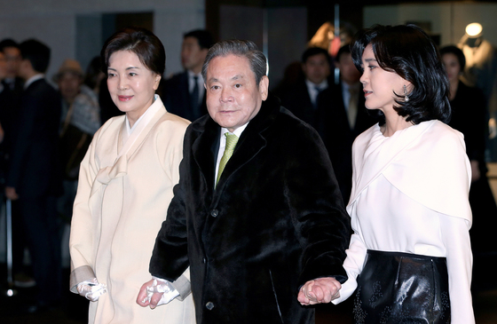 2014년 1월 이건희 당시 삼성 회장(가운데)이 삼성 사장단 신년만찬에 장녀 이부진 사장의 손을 잡고 참석했다. 왼쪽은 홍라희 리움미술관 명예관장. 중앙포토