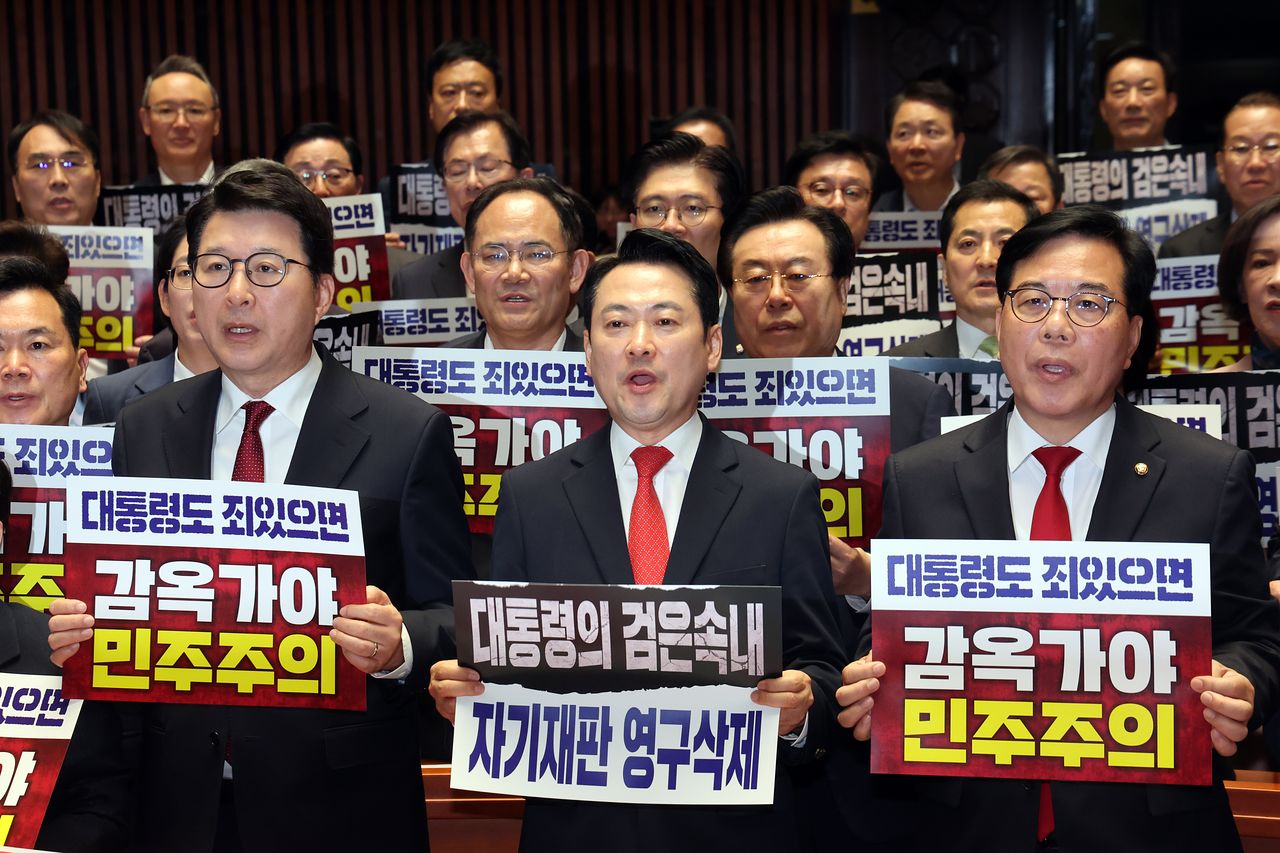 지난 5월 6일 당시 민주당의 조작기소 특검법 발의에 대해 장동혁 국민의힘 대표와 국민의힘 의원들이 의원총회에서 '조작기소(공소취소) 특검법'을 규탄대회를 열었던 모습. 뉴스1