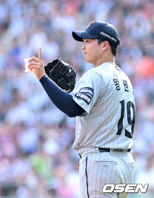 [OSEN=잠실, 최규한 기자] 3일 서울 잠실야구장에서 ‘2026 신한 SOL Bank KBO리그’ 두산 베어스와 한화 이글스의 경기가 열렸다.홈팀 두산은 박신지, 방문팀 한화는 왕옌청을 선발로 내세웠다.1회말 무사 선두타자로 나선 두산 박찬호를 내야 땅볼로 이끈 한화 선발 왕옌청이 야수들에게 사인을 보내고 있다. 2026.06.03 / dreamer@osen.co.kr