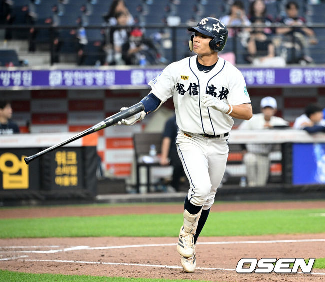 [OSEN=대전, 이대선 기자] 2일 오후 대전 한화생명볼파크에서 ‘제3회 한화이글스배 고교vs대학 올스타전’이 열렸다.올해로 3회째를 맞는 한화이글스배 고교vs대학 올스타전은 한화 구단과 KBSA가 공동으로 주최하는 이벤트 경기다.3회초 고교팀 오재원이 볼넷을 얻어내고 있다. 2025.06.02 /sunday@osen.co.kr