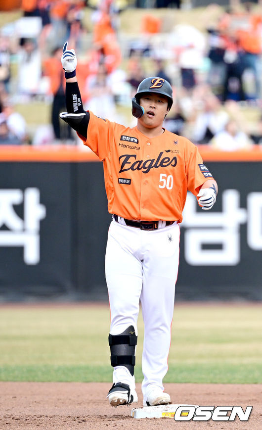 [OSEN=대전, 최규한 기자] 29일 대전 한화생명볼파크에서 ‘2026 신한 SOL KBO리그’ 한화 이글스와 키움 히어로즈의 경기가 열렸다.홈팀 한화는 왕옌청, 방문팀 키움은 하영민을 선발로 내세웠다. 4회말 1사 만루 상황 한화 강백호가 달아나는 2타점 2루타를 날리고 2루에 안착해 기뻐하고 있다. 2025.03.29 / dreamer@osen.co.kr