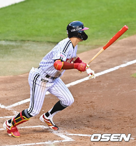[OSEN=잠실, 박준형 기자] 9일 오후 서울 잠실구장에서 ‘2026 신한은행 SOL Bank KBO리그’ LG 트윈스와 SSG 랜더스의 경기가 진행됐다.이날 LG는 임찬규를, SSG는 김민준을 선발투수로 내세웠다.2회말 1사 만루 LG 박해민이 2타점 적시타를 날리고 있다.  2026.06.09 / soul1014@osen.co.kr