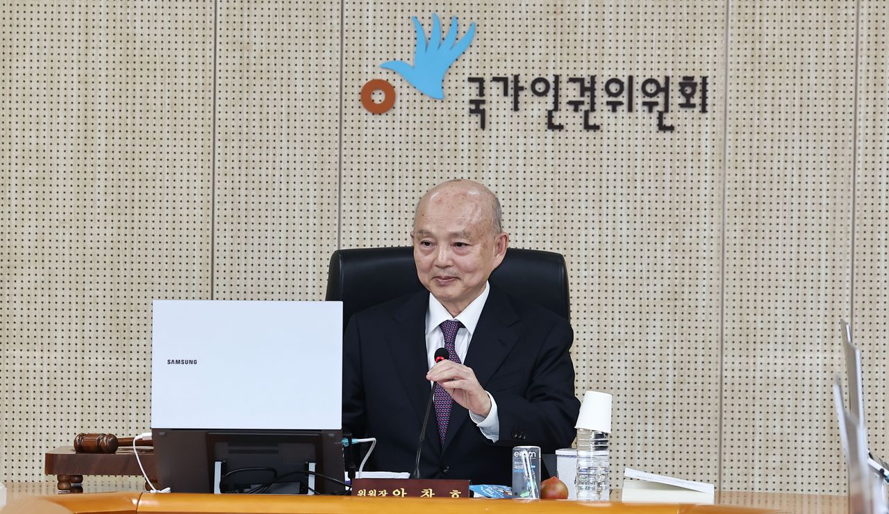 안창호 국가인권위원장이 13일 서울 중구 국가인권위원회에서 우크라이나 북한군 포로의 생명·신체 및 정신건강 보호와 대한민국 입국을 위한 인도적 조치 권고의 건 등을 공개 심의하는 제7차 전원위원회를 주재하고 있다. 연합뉴스