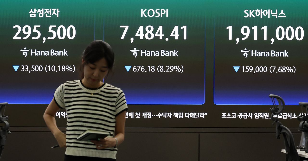 8일 코스피가 전날보다 676.18포인트 내려 7484.41에 마감했다. 삼성전자와 SK하이닉스도 각각 10.18%와 7.68% 떨어졌다. [뉴시스]