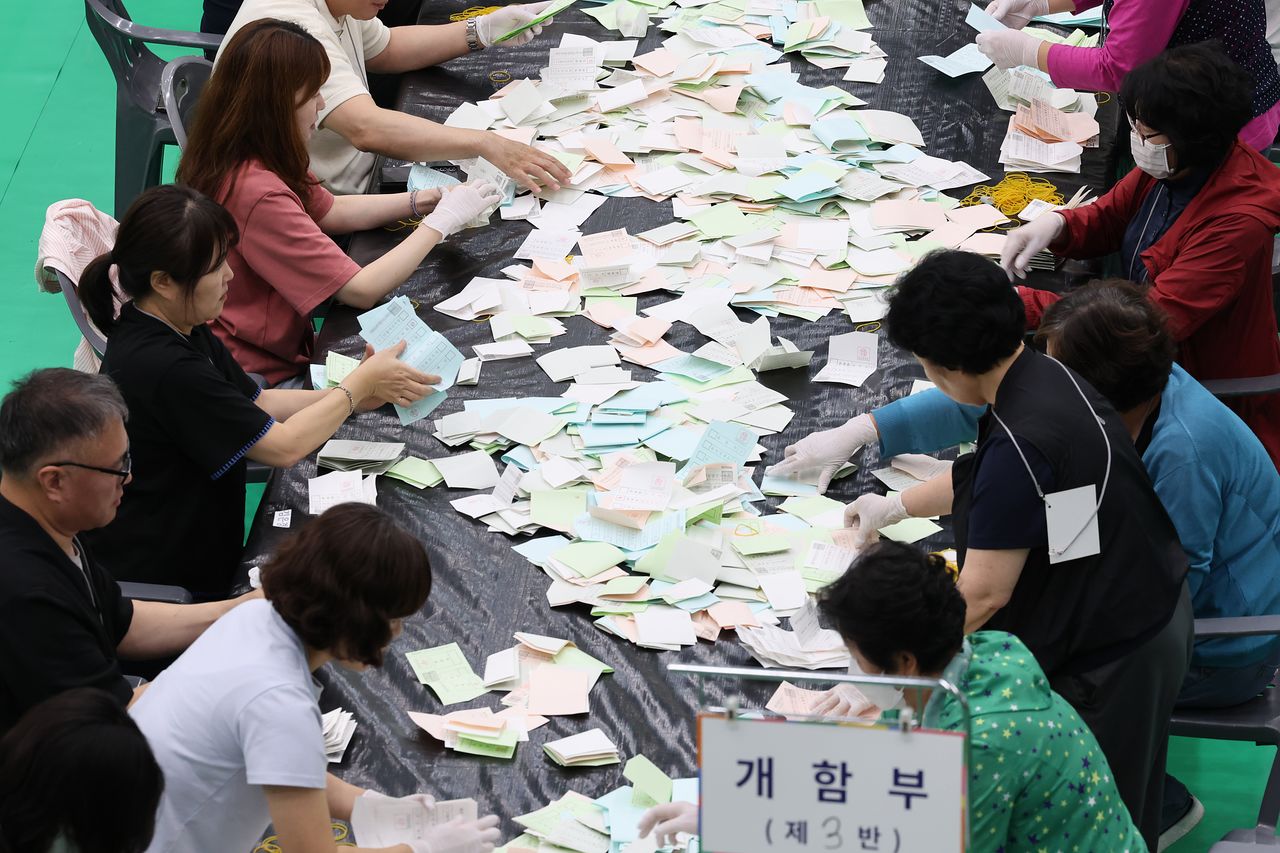 제9회 전국동시지방선거일인 3일 제주 서귀포시 남원읍 공천포전지훈련센터 다목적체육관에 마련된 서귀포시선관위 개표소에서 개표 작업이 진행되고 있다. 연합뉴스