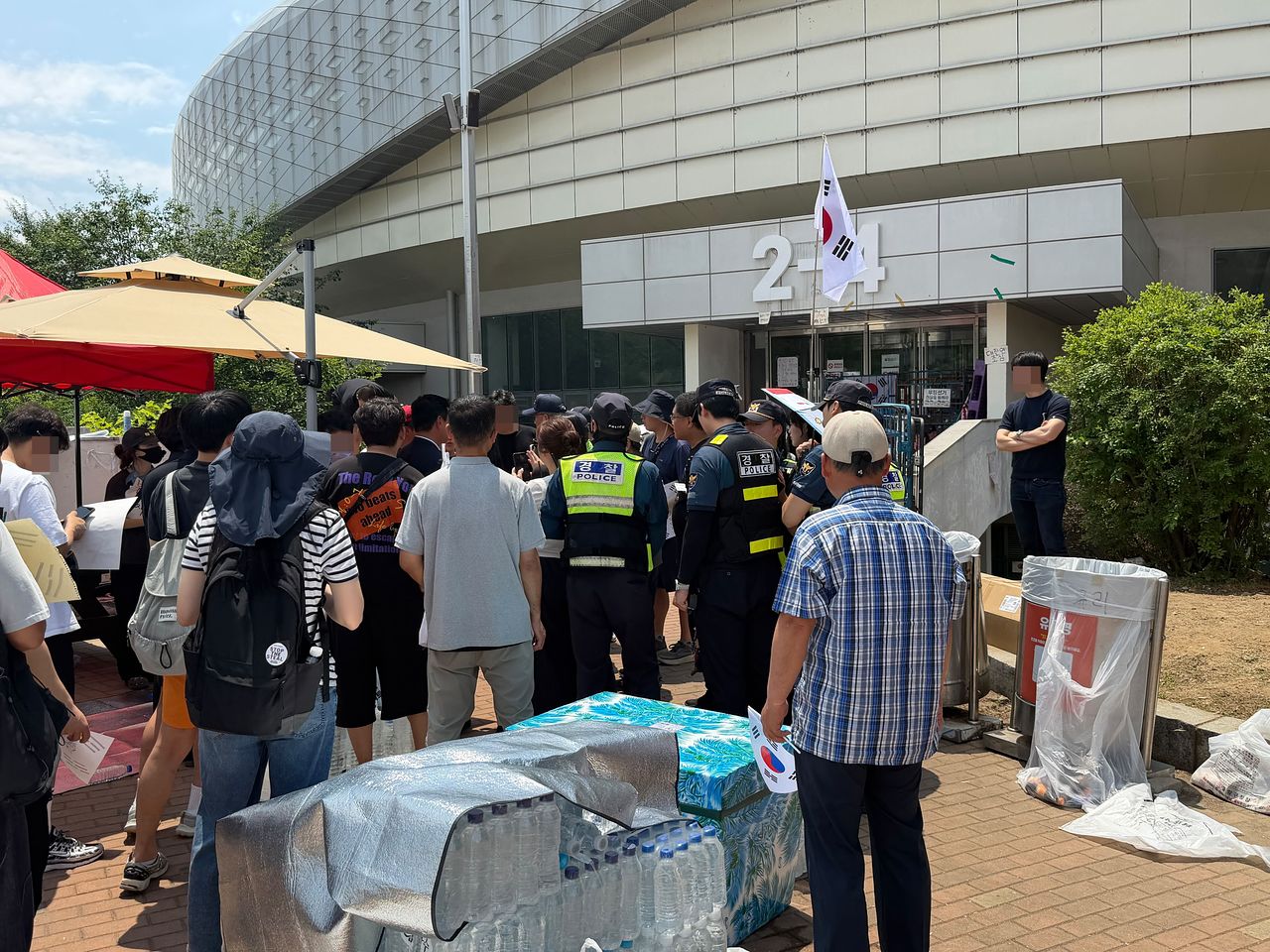 9일 오후 서울 송파구 올림픽공원 핸드볼경기장에서 시위 참가자들이 대한체육회 경기단체연합회 관계자들을 막아서고 있다. 한찬우 기자