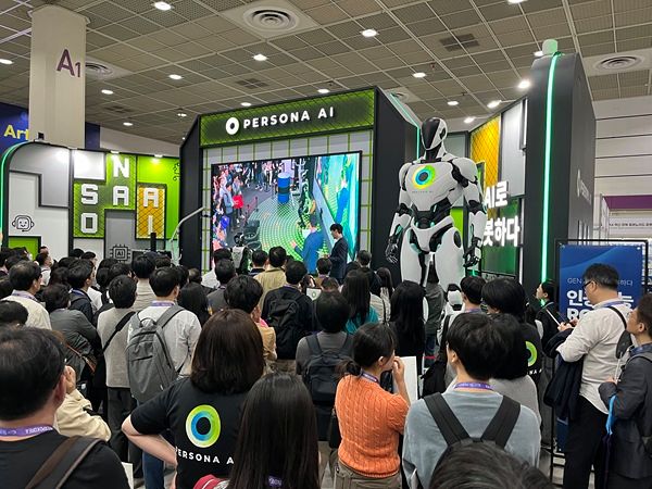 지난 5월 열린 AI EXPO의 페르소나에이아이 부스에서 AI 로봇 기술이 시연되는 모습. [사진 페르소나AI]