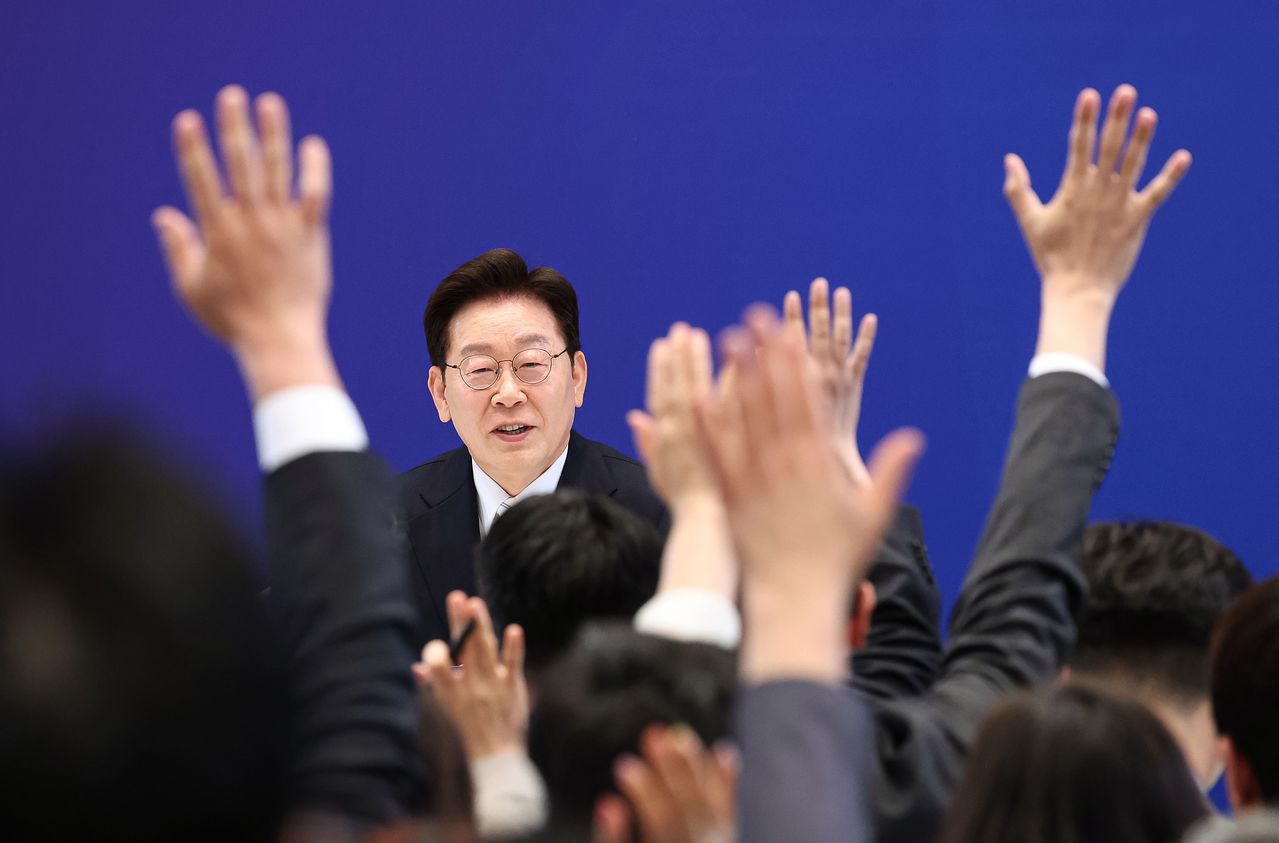이재명 대통령은 8일 청와대에서 열린 취임 1주년 기자회견에서 지방선거 투표지 부족 사태에 대해 “최소한 진상은 밝혀야 한다”고 말했다. [연합뉴스]