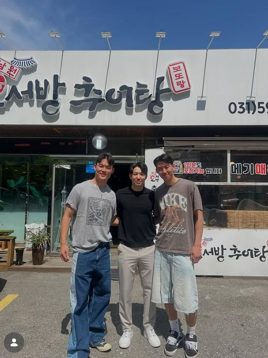 오현규(왼쪽)는 월드컵 출국 전날에도 대표팀 동료 이한범, 에이전트 김홍근 대표와 함께 추어탕 한 그릇을 바닥까지 비워냈다. 