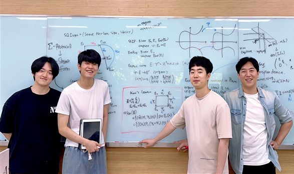 왼쪽부터 고려대 이정환 학생, 김원 연구원, 김현학 학생, 이창민 교수.