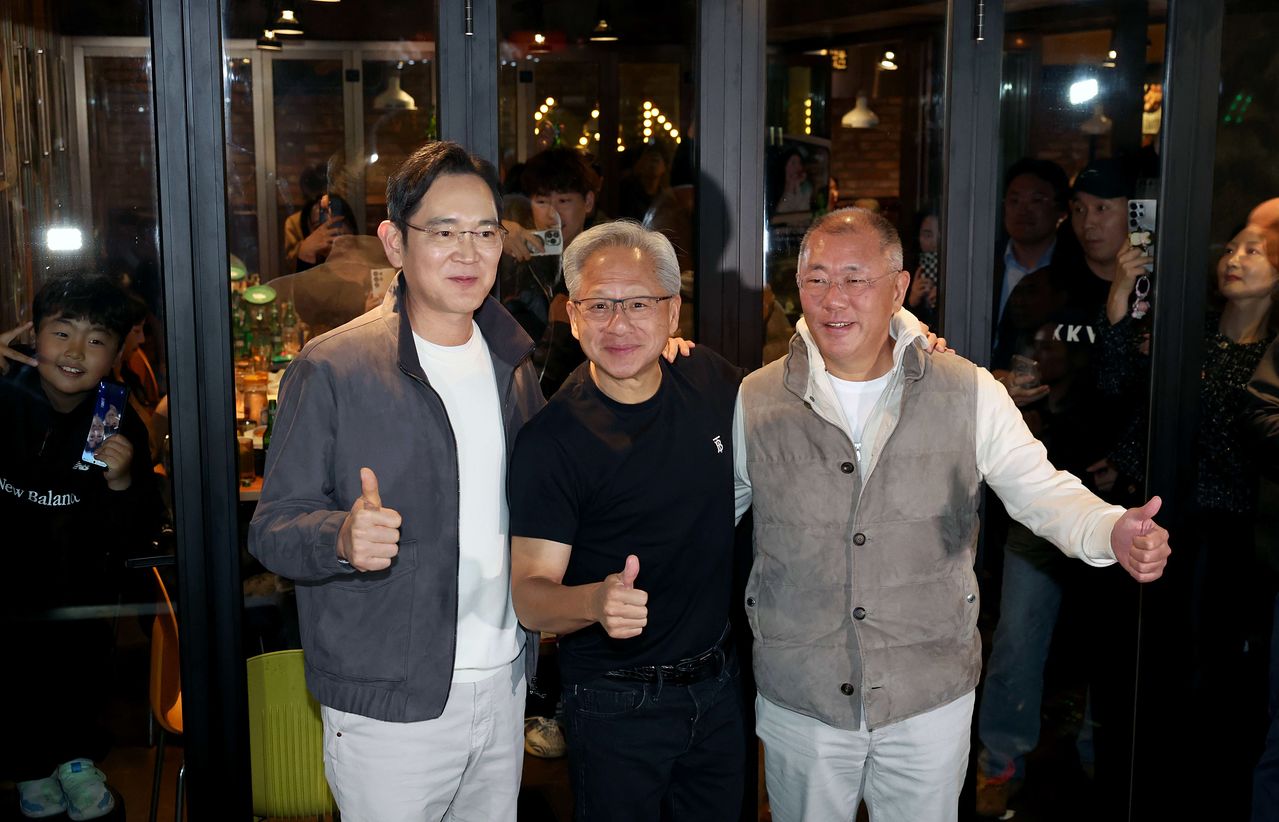 이재용(왼쪽부터) 삼성전자 회장, 젠슨 황 엔비디아 최고경영자(CEO), 정의선 현대차그룹 회장이 지난해 10월 30일 서울 강남구 삼성동의 한 치킨집에서 회동을 마친 뒤 기념촬영을 하고 있다. 김경록 기자