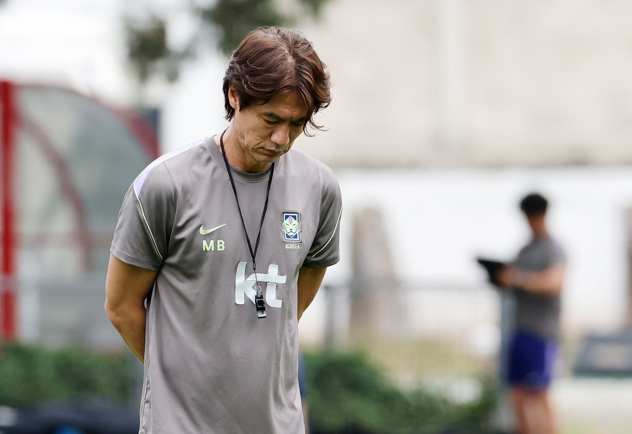 2026 북중미 월드컵에 출전하는 한국 축구 국가대표팀의 홍명보 감독이 7일(현지시간) 멕시코 과달라하라 인근 사포판의 치바스 바예 베르데에서 열린 팀 훈련에서 생각에 잠겨 있다. 연합뉴스