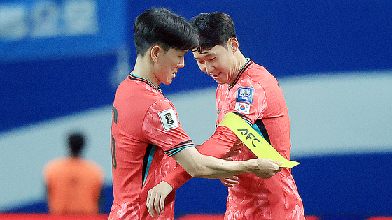 (서울=뉴스1) 김진환 기자 = 10일 오후 서울 마포구 상암동 서울월드컵경기장에서 열린 2026 국제축구연맹(FIFA) 북중미 월드컵 아시아 3차 예선 B조 10차전 대한민국과 쿠웨이트의 경기, 대한민국 황인범이 후반 교체 출전하는 손흥민에게 주장 완장을 채워주고 있다. 2025.6.10/뉴스1