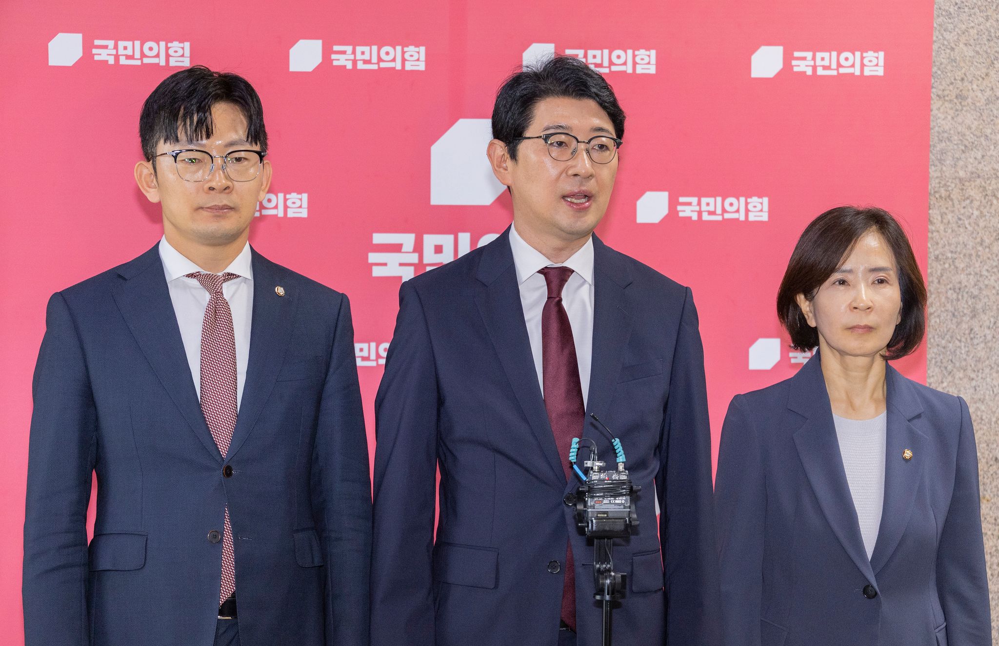 국민의힘 주진우(가운데), 박충권(왼쪽), 최수진 의원이 9일 국회에서 당론으로 발의한 ‘제9회 전국동시지방선거 선거 부정 및 국민 참정권 침해 의혹 진상 규명을 위한 특별검사 임명 등에 관한 법률안’에 관한 기자회견을 하고 있다. 연합뉴스