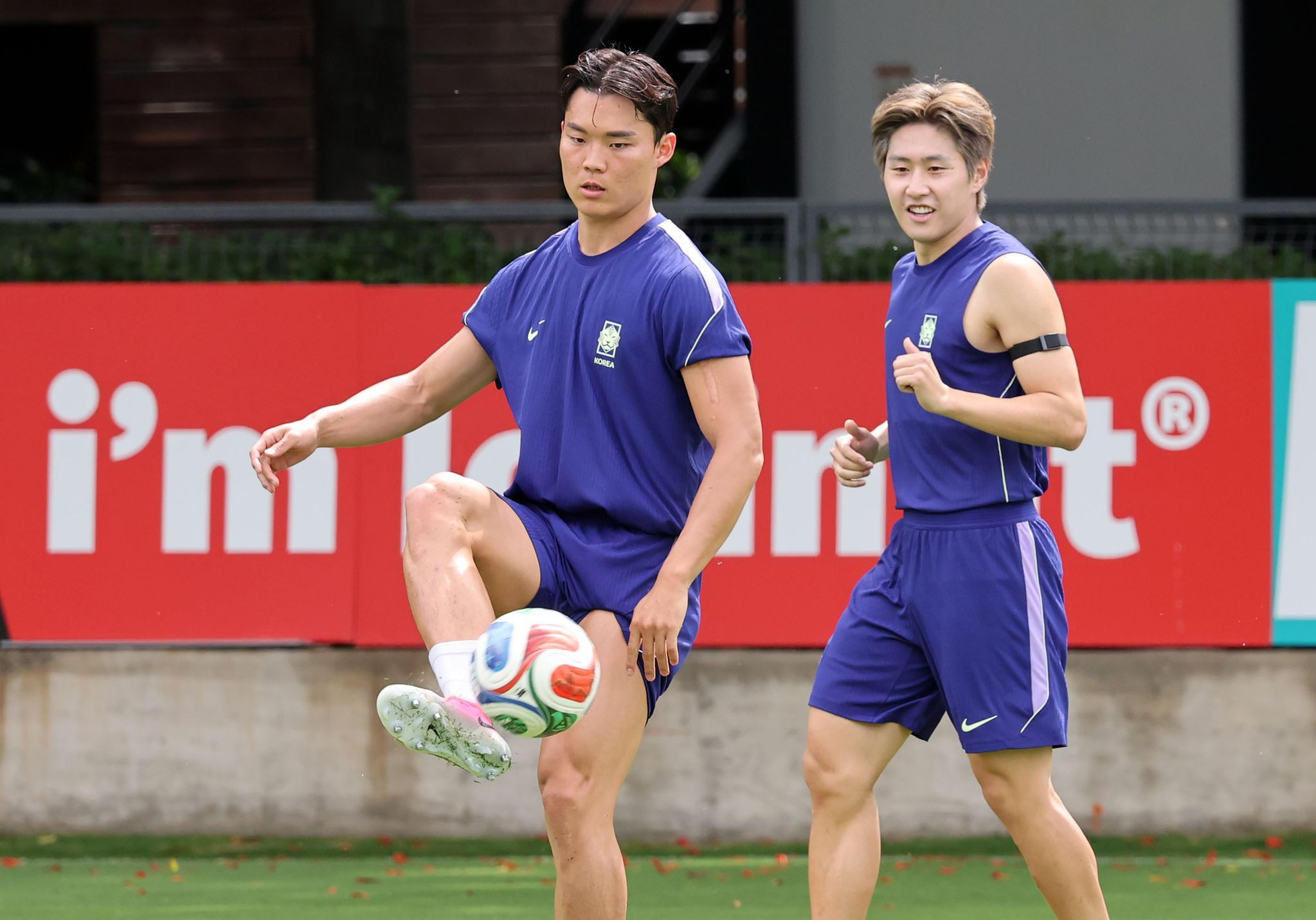 축구대표팀 단짝 오현규(왼쪽)과 이강인이 과달라하라에서 함께 훈련하고 있다. 강정현 기자 