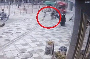 지난 7일 ‘세종시 버스 사고’ 당시 인도로 돌진하는 버스를 피한 어머니와 아들. 사진 스레드 캡처