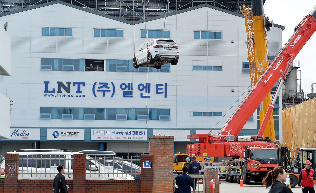 대형화재로 사망과 부상 등 74명의 많은 인명피해가 발생한 대전 안전공업 화재 현장에서 지난 4월 28일 경찰 등 관계당국이 건물 철거를 시작한 가운데 옥상에 주차돼 있던 차량을 대형 크레인을 이용해 끌어내리고 있다. 김성태 객원기자