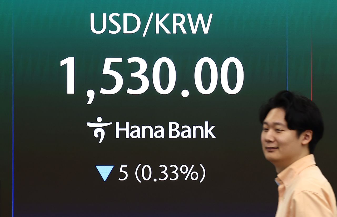 9일 오전 서울 중구 하나은행 딜링룸 전광판에 환율이 나오고 있다. 이날 원·달러 환율은 전 거래일 주간거래 종가(1535.0)보다 5.6원 내린 1529.4원에 출발했다. 뉴스1