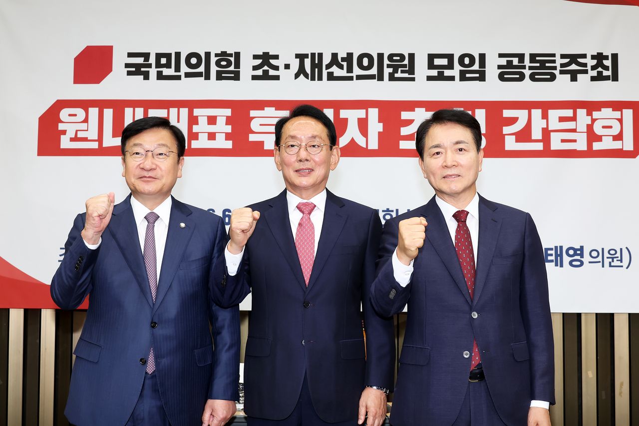 9일 오후 국회에서 열린 국민의힘 초재선의원 모임 공동주최 원내대표 후보자 초청 간담회에 앞서 정점식, 김도읍, 성일종 후보(왼쪽부터)가 기념촬영하고 있다. 장진영 기자