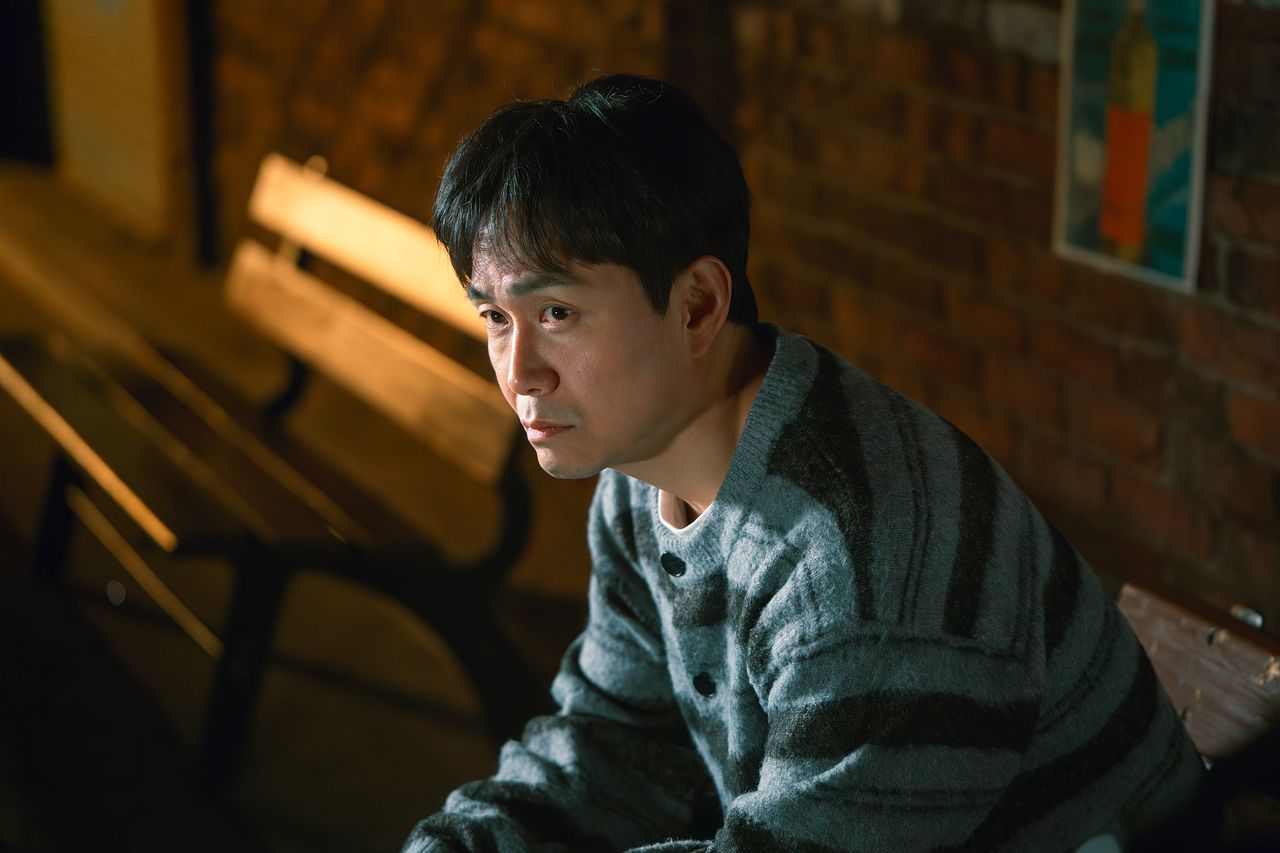 JTBC 드라마 '모자무싸'에서 배우 오정세가 연기한 박경세는 남들 눈엔 5편이나 연출한 성공한 영화감독이지만, 마음 속은 불안감과 열등감으로 가득하다. 사진 스튜디오 피닉스, SLL,스튜디오 플로우