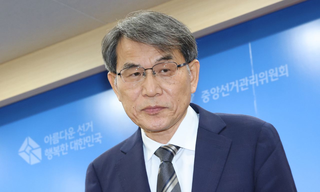 노태악 중앙선거관리위원장이 지난 5일 경기도 과천 중앙선거관리위원회에서 투표용지 부족 사태에 대한 대국민 사과 및 사의 표명을 한 뒤 기자실을 나서고 있다. 연합뉴스
