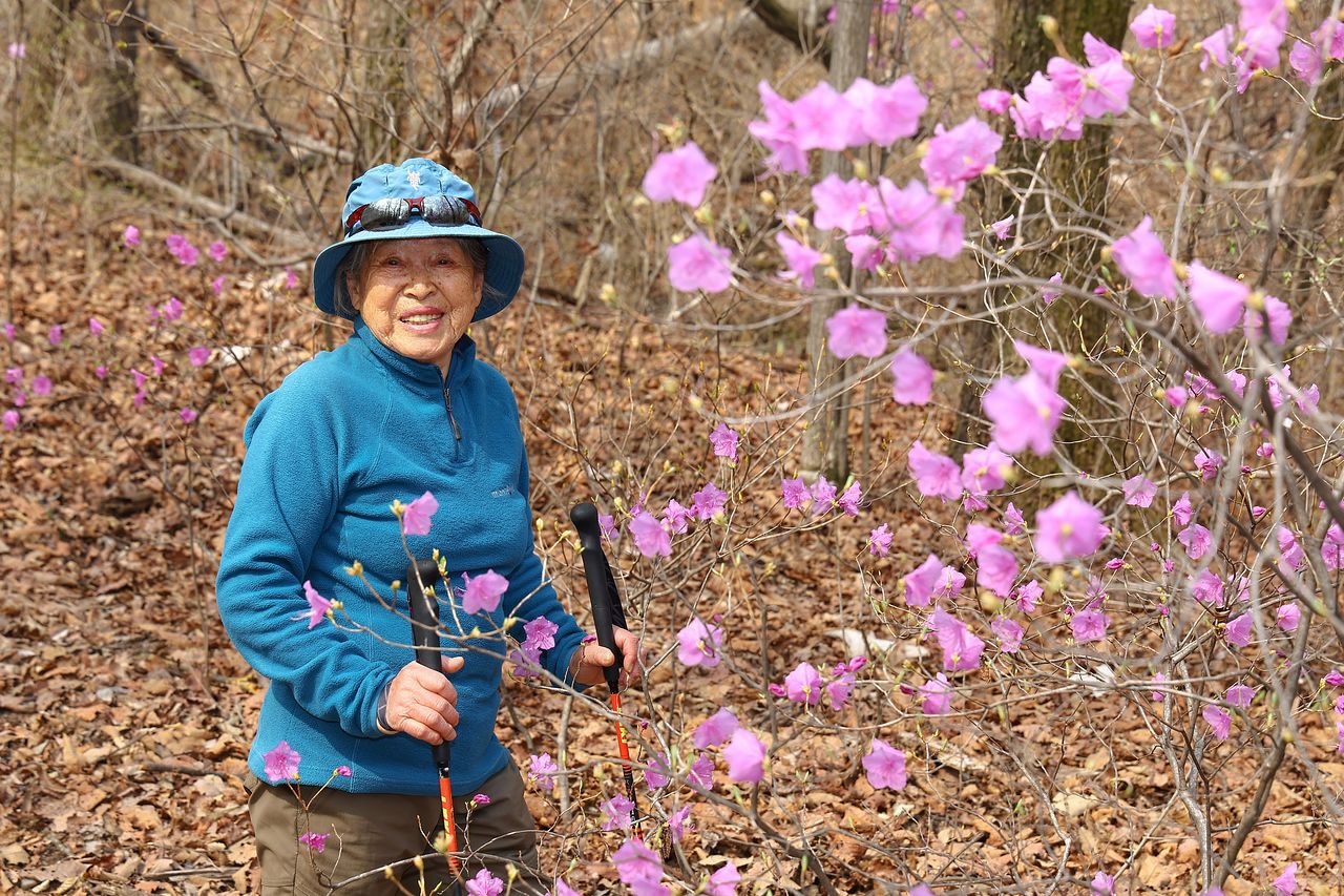 지난 4월, 서울 도봉구 도봉산에서 만난 신옥자(93) 산악인. 그는 산 곳곳에 핀 진달래를 보며 "을매나 좋노"라는 말을 반복했다. 그는 "산에 오면 공기도 맛있다"며 산 사랑을 감추지 않았다. 김종호 기자