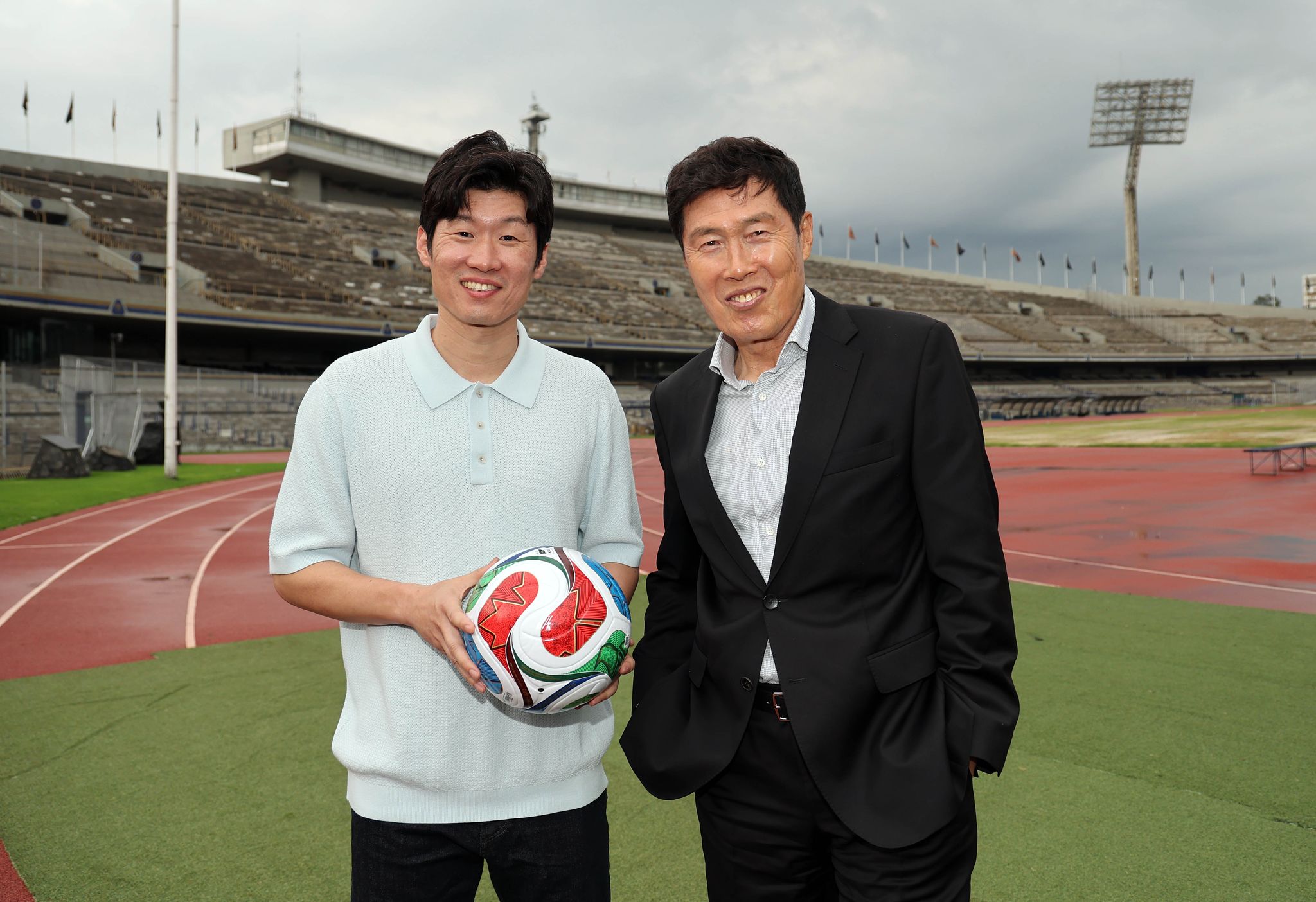 한국축구 레전드 차범근(오른쪽)과 박지성. 강정현 기자