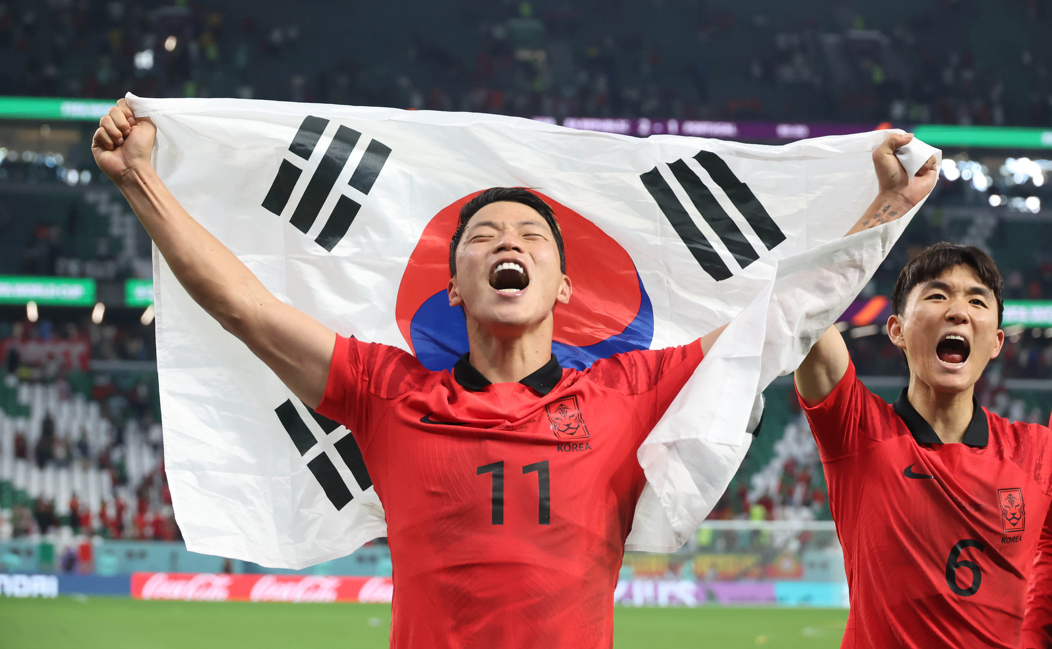 태극기를 펼쳐 든 축구대표팀 공격수 황희찬. 김현동 기자