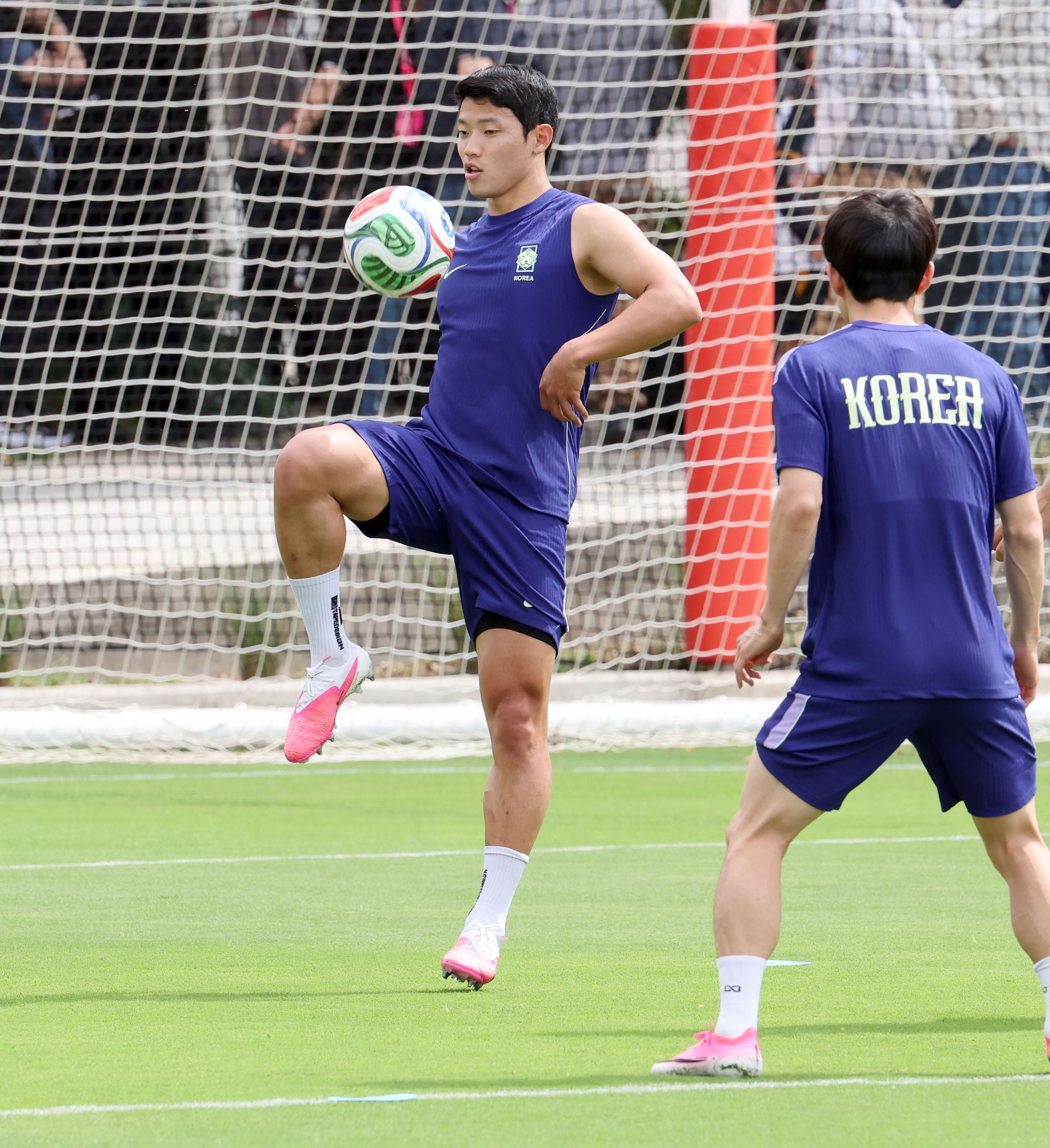 축구대표팀 공격수 황희찬(왼쪽). 강정현 기자
