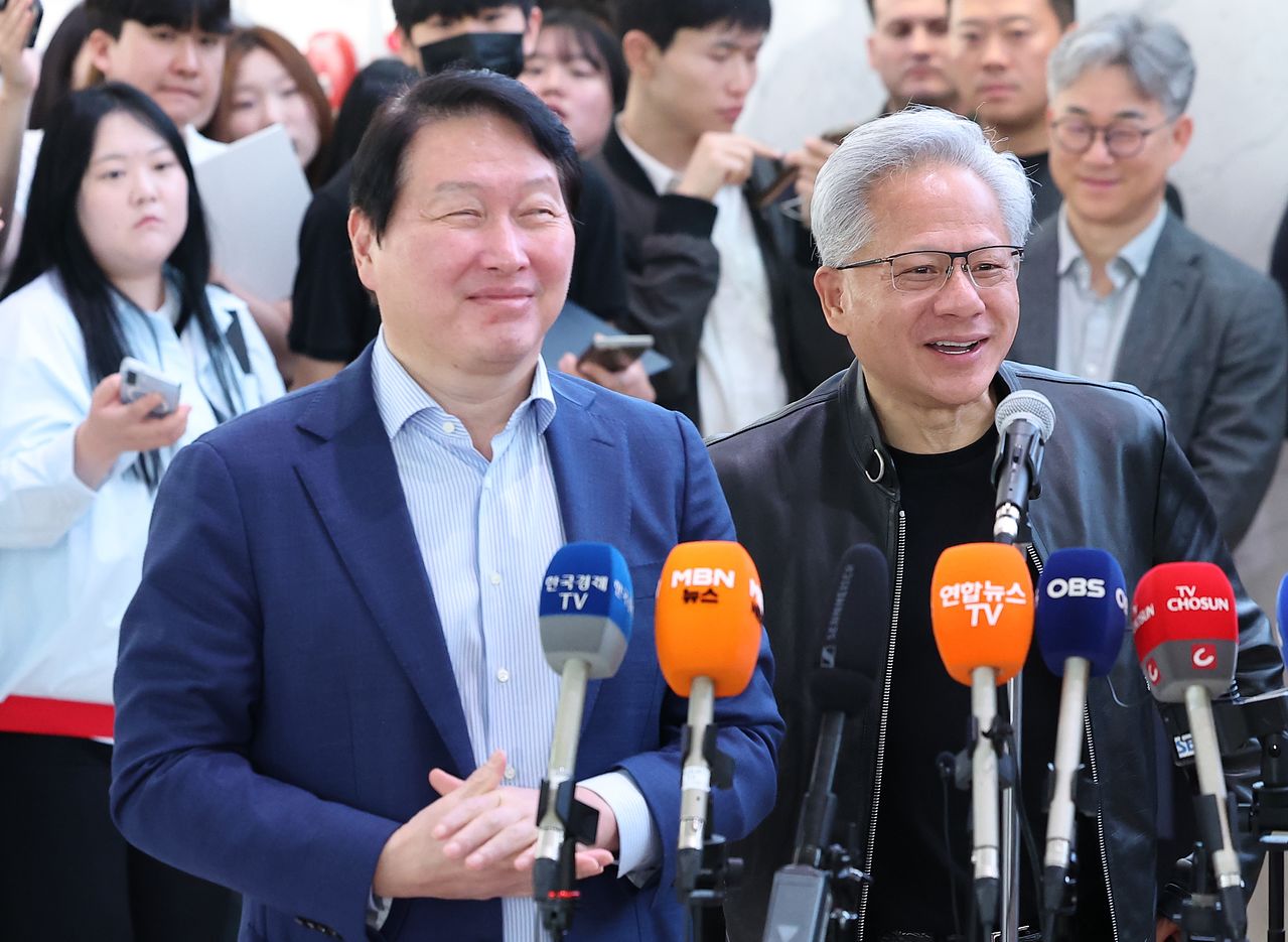 최태원 SK그룹 회장과 젠슨 황 엔비디아 최고경영자(CEO)가 8일 오전 서울 종로구 SK 서린빌딩에서 열린 엔비디아-SK 협력 관련 언론브리핑에서 미소 짓고 있다. 뉴스1