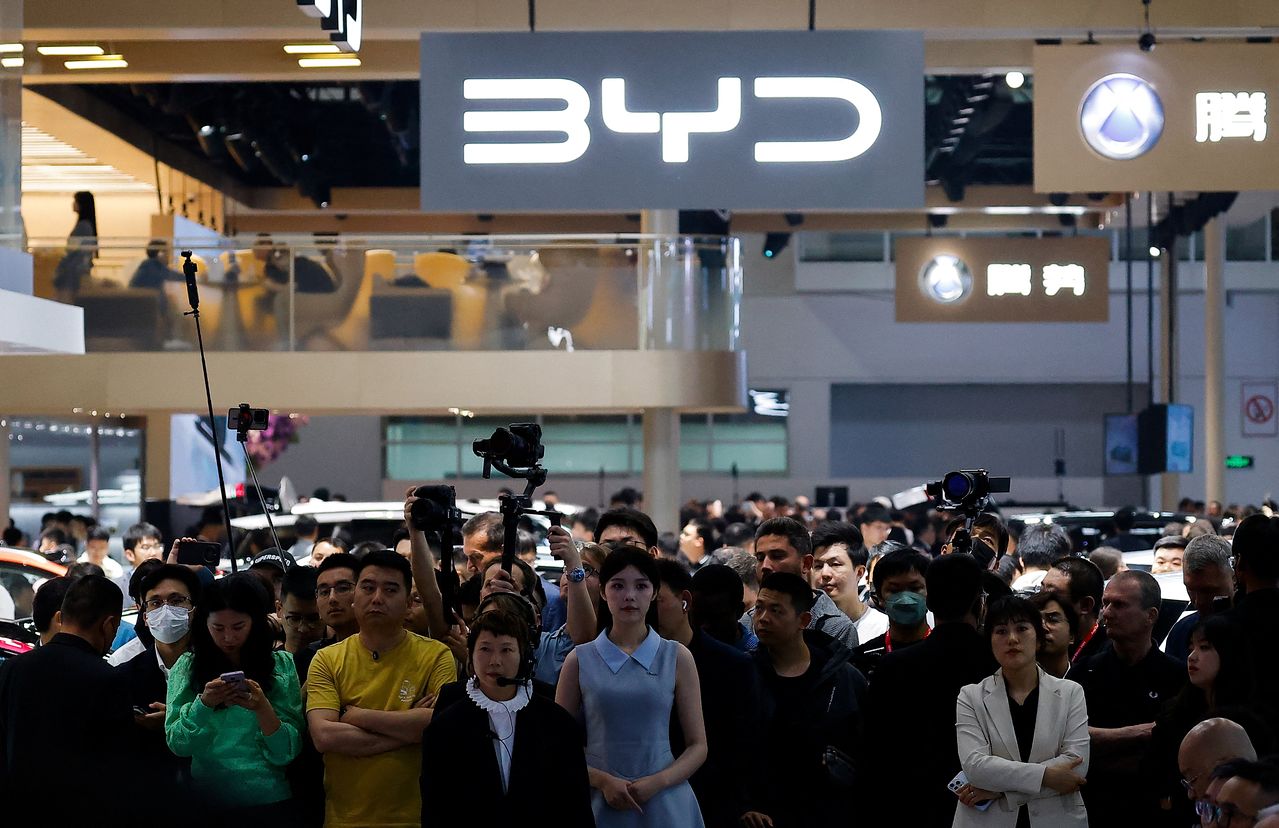 4월 중국 베이징국제모터쇼에서 비야디(BYD) 부스에 관람객이 몰려있다. 로이터=연합뉴스