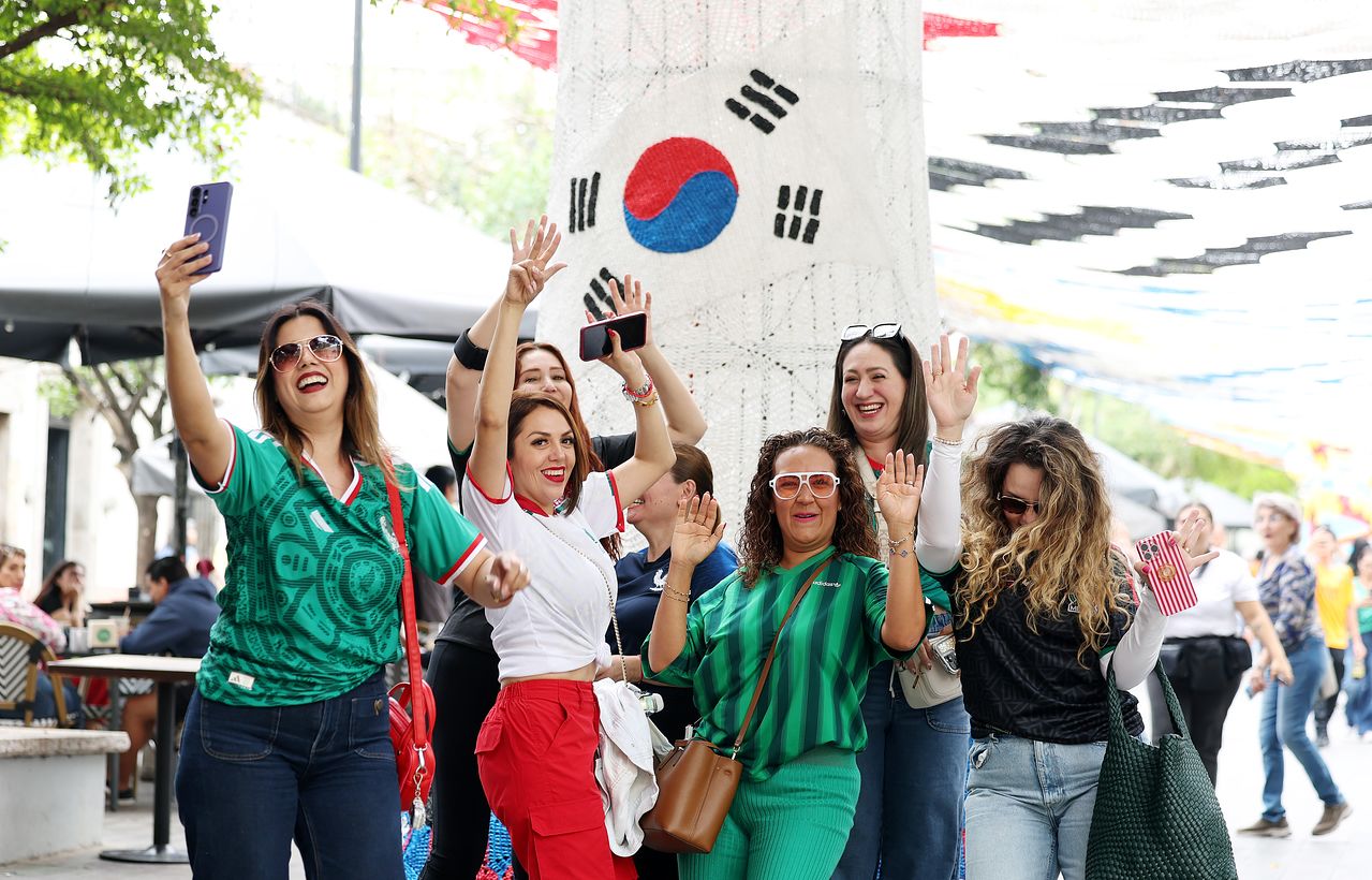 멕시코 과달라하라 사포판 역사 지구 보행자 전용 거리에 설치된 태극기 조형물 앞에서 기념촬영하는 멕시코 시민. 뉴스1