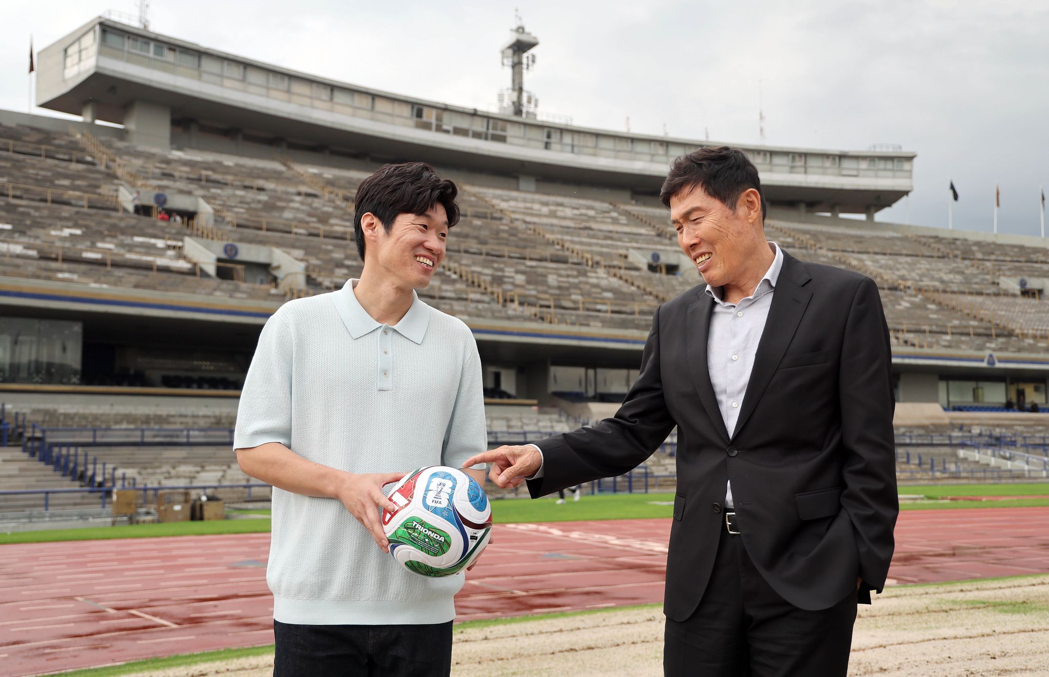 9일(한국시간) 멕시코시티 에스타디오 올림피코 우니베르시타리오를 찾은 한국 축구의 두 레전드 차범근(오른쪽) 전 감독과 박지성 JTBC 해설위원. 차 전 감독이 40년 전 멕시코 월드컵을 뛰었던 축구장이다. 강정현 기자