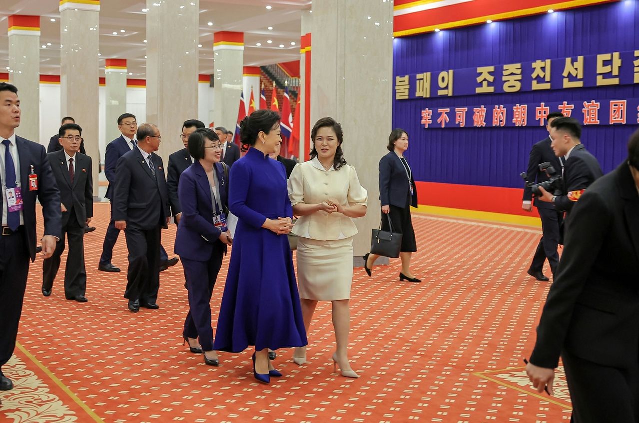 북한 노동당 기관지 노동신문은 9일 시진핑 중국 국가주석의 방북을 환영하는 공연이 지난 8일 밤 평양체육관에서 성대히 진행됐다고 보도했다. 뉴스1
