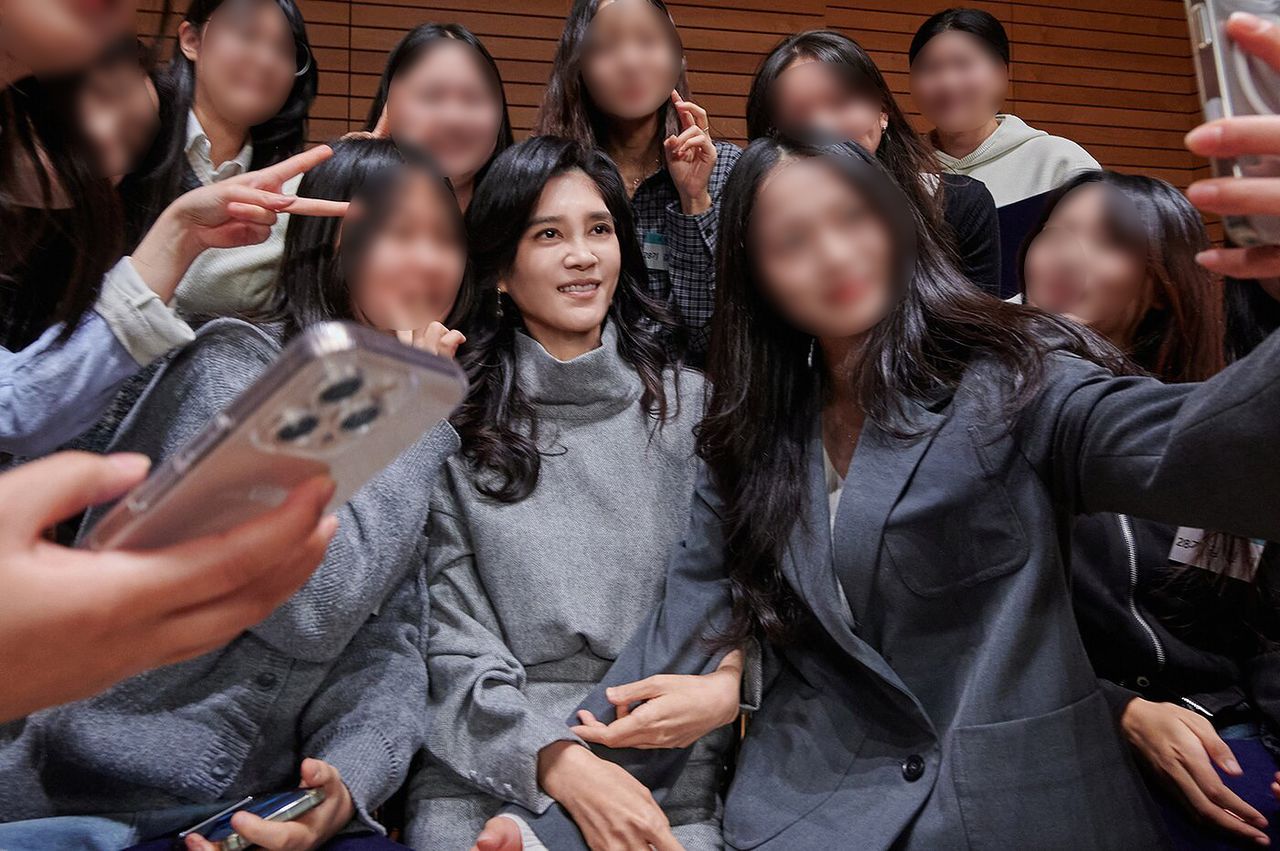 2026년 1월 이부진 두을장학재단 이사장이 서울 리움미술관에서 열린 장학증서 수여식에서 학생들과 기념촬영을 하고 있다. 이날 국내 중저가 브랜드의 10만원대 원피스를 입어 화제가 됐다. 뉴스1