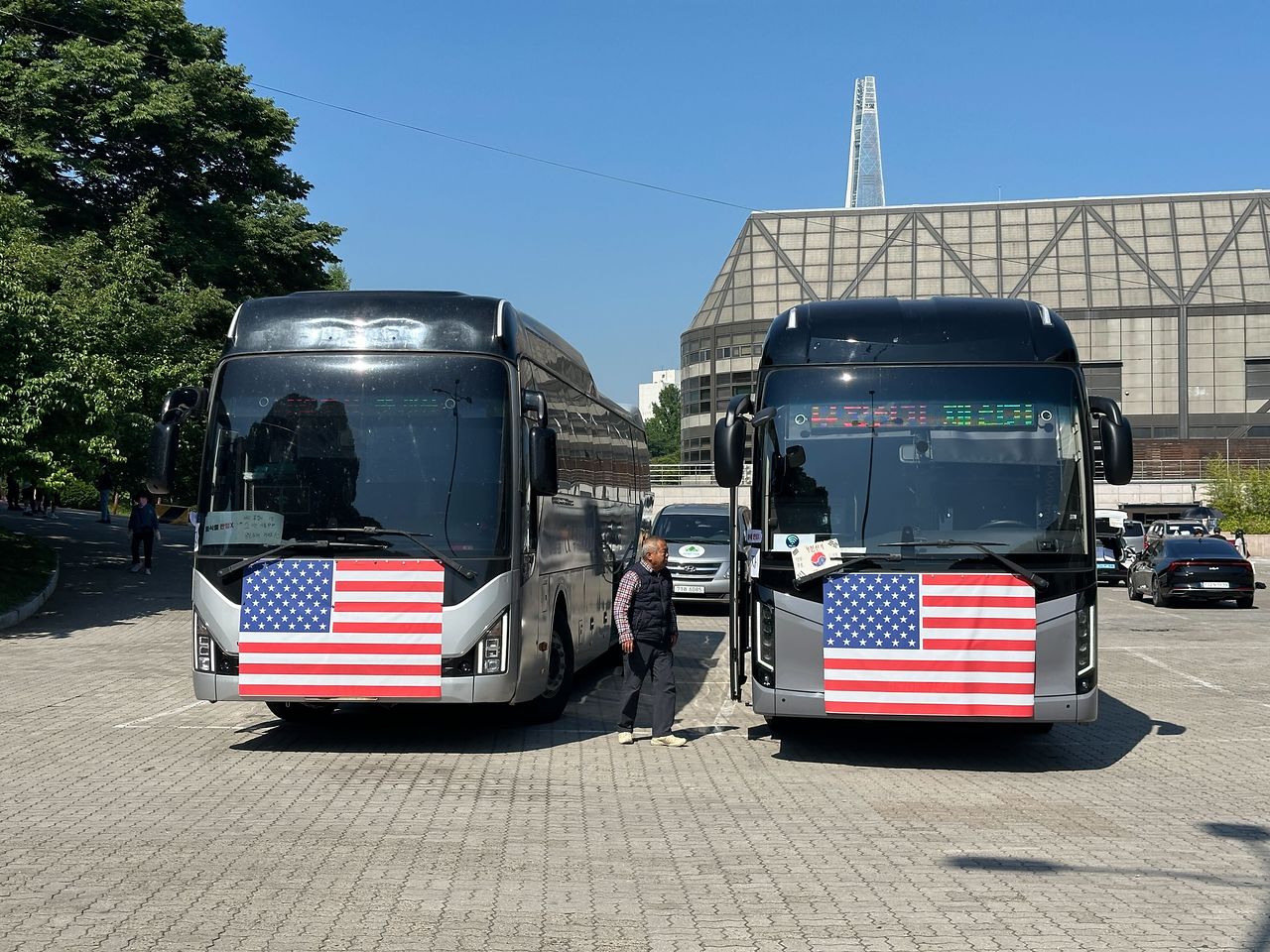 9일 오전 서울 송파구 올림픽공원 핸드볼경기장 시위 현장에 성조기를 붙인 버스가 주차돼 있다. 한찬우 기자