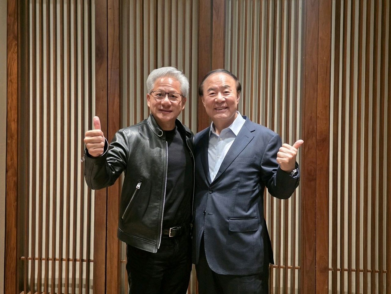 젠슨 황 엔비디아 CEO와 전영현 삼성전자 부회장이 8일 서울 중구 신라호텔에서 만나 HBM4E·HBM5 공급 등에 대해 논의한 뒤 기념사진을 촬영하고 있다. 연합뉴스