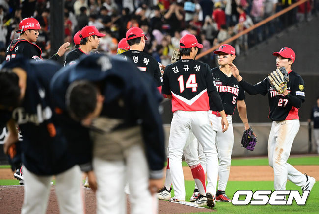 [OSEN=대전, 조은정 기자]프로야구 KIA 타이거즈가 한화 이글스를 꺾고 2연승을 달성했다.이범호 감독이 이끄는 KIA는 9일 대전 한화생명 볼파크에서 열린 2026 신한 SOL KBO리그 한화와의 원정경기에서 6-4로 승리했다. 이날 승리로 2연승을 달성 시즌 전적 33승27패1무를 만든 KIA는 3연승이 끊기며 30승28패1무가 된 한화와의 경기차를 2경기 차로 벌렸다.KIA가 승리를 기뻐하고 있다. 2026.06.09 /cej@osen.co.kr