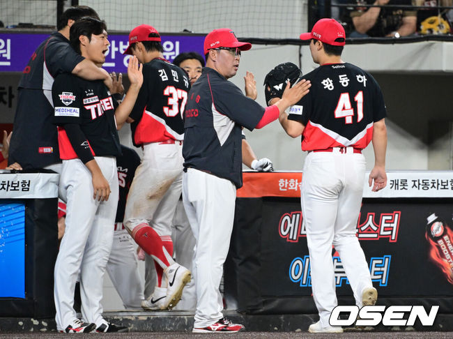 [OSEN=대전, 조은정 기자]9일 오후 대전한화생명볼파크에서 2026 신한 SOL KBO리그 한화 이글스와 KIA 타이거즈의 경기가 열렸다.이날 한화는 왕옌청을 KIA는 황동하를 선발로 내세웠다.6회말 이닝을 마친 KIA 황동하가 더그아웃으로 향하고 있다. 2026.06.09 /cej@osen.co.kr