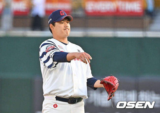 [OSEN=부산, 이석우 기자] 9일 부산 사직야구장에서 2026 신한 SOL KBO 리그 롯데 자이언츠와 두산 베어스의 경기가 열렸다. 홈팀 롯데는 나균안이, 방문팀 두산은 곽빈이 선발 출전했다.롯데 자이언츠 선발 투수 나균안이 1회초 무사 1루 두산 베어스 카메론에게 좌월 2점 홈런을 맞고 아쉬워하고 있다. 2026.06.09 / foto0307@osen.co.kr