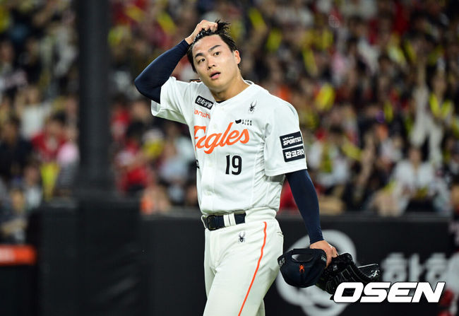 [OSEN=대전, 조은정 기자]9일 오후 대전한화생명볼파크에서 2026 신한 SOL KBO리그 한화 이글스와 KIA 타이거즈의 경기가 열렸다.이날 한화는 왕옌청을 KIA는 황동하를 선발로 내세웠다.4회초 2사 한화 왕옌청이 교체되고 있다. 2026.06.09 /cej@osen.co.kr