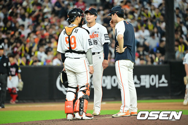 [OSEN=대전, 조은정 기자]9일 오후 대전한화생명볼파크에서 2026 신한 SOL KBO리그 한화 이글스와 KIA 타이거즈의 경기가 열렸다.이날 한화는 왕옌청을 KIA는 황동하를 선발로 내세웠다.4회초 2사 1,2루 위기에 한화 포수 허인서가 마운드에 올라 선발 왕옌청과 대화를 하고 있다. 2026.06.09 /cej@osen.co.kr