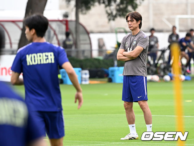 [OSEN=사포판(멕시코), 이대선 기자] 2026 북중미 월드컵에 참가하는 한국 축구국가대표팀이 9일(한국시각) 멕시코 과달라하라 인근 사포판의 치바스 베르데 바예에서 훈련을 진행했다.한국은 과달라하라에서 체코와 멕시코를 차례로 상대한 뒤 조별리그 마지막 경기를 치른다.홍명보 감독이 훈련을 하는 선수들을 바라보고 있다. 2026.06.09 /sunday@osen.co.kr