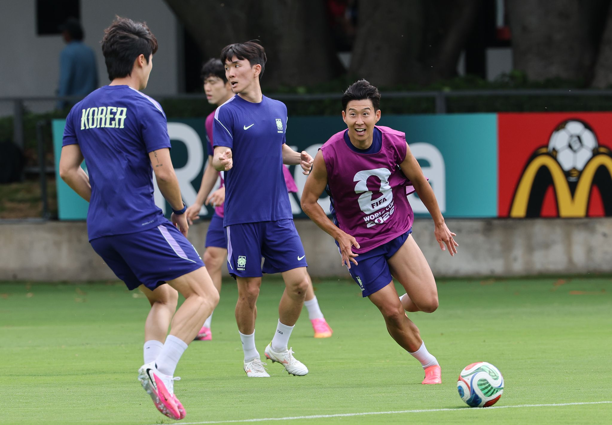 홍명보 축구대표팀 감독은 월드컵 본선에서 활용할 득점 공식에 손흥민을 포함시키기 위한 노력을 이어가고 있다. 뉴스1