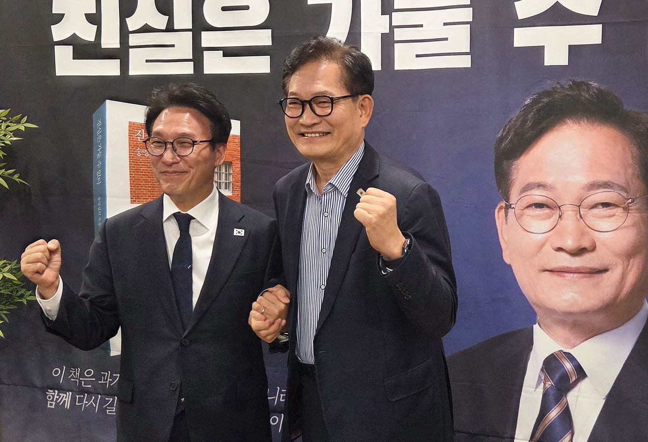 지난 2월 28일 김민석 국무총리가 대구 수성구 그랜드호텔에서 열린 송영길 전 더불어민주당 대표의 출판기념회에 깜짝 방문해 송 전 대표와 기념사진을 촬영하는 모습. 뉴스1
